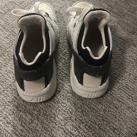 Size 9 Nike Huarache - Picture 3 of 4